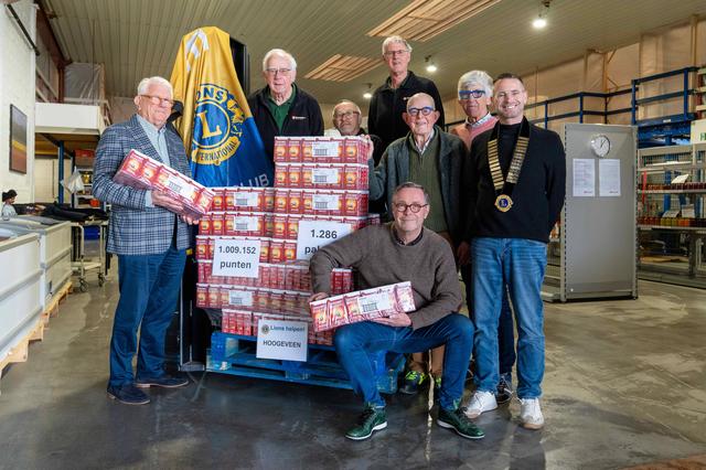 Lions Hoogeveen overhandigt 1286 pakken koffie aan voedselbank