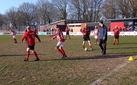 Op sportpark Woltingeslag in Zuidwolde werd recentelijk de vierde speelronde van de regionale voetbalcompetitie voor OldStars afgewerkt.