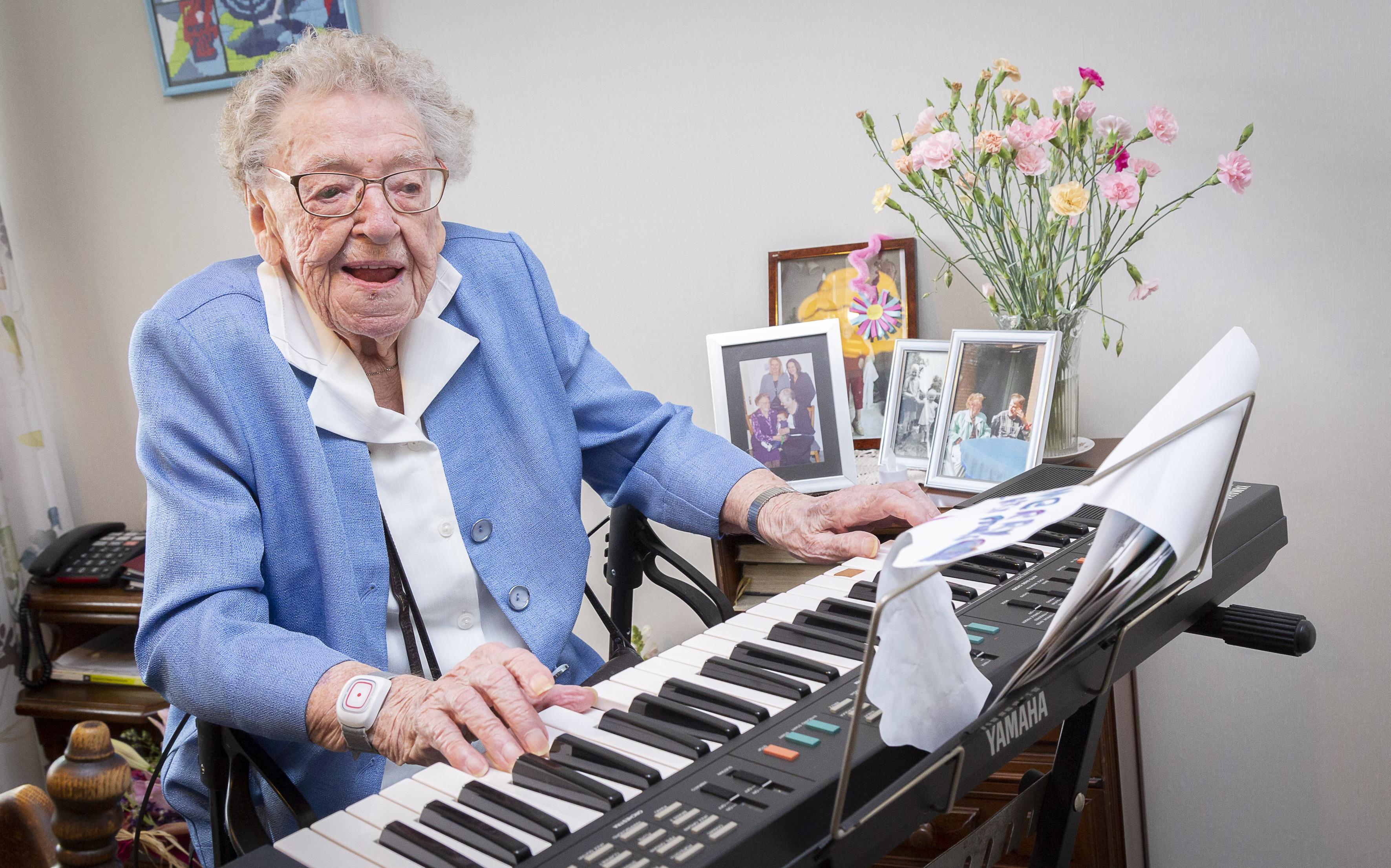 De 104-jarige Truida Schonewille-Stoter in Kerkenveld speelt nog elke dag even op haar elektrische o