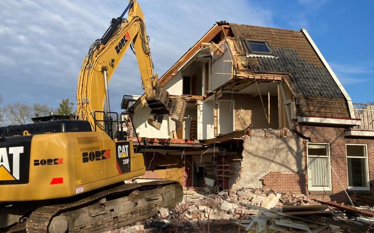 De sloop van de winkel en het woonhuis van de voormalige bakkerij Drost aan de Hoofdstraat in Zuidwolde is in volle gang. De sloop van de winkel en het woonhuis van de voormalige bakkerij Drost aan de Hoofdstraat in Zuidwolde is in volle gang.