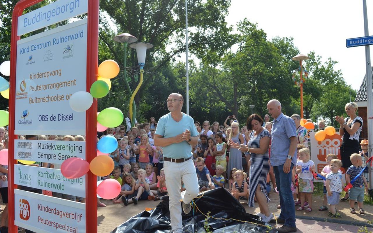 Drie directeuren hebben het nieuwe bord onthuld dat aangeeft dat Ruinerwold een Kindcentrum heeft. Van links naar rechts Jaap Scheper, Chantal Jurriëns en Jaap Veltman. Drie directeuren hebben het nieuwe bord onthuld dat aangeeft dat Ruinerwold een Kindcentrum heeft. Van links naar rechts Jaap Scheper, Chantal Jurriëns en Jaap Veltman.