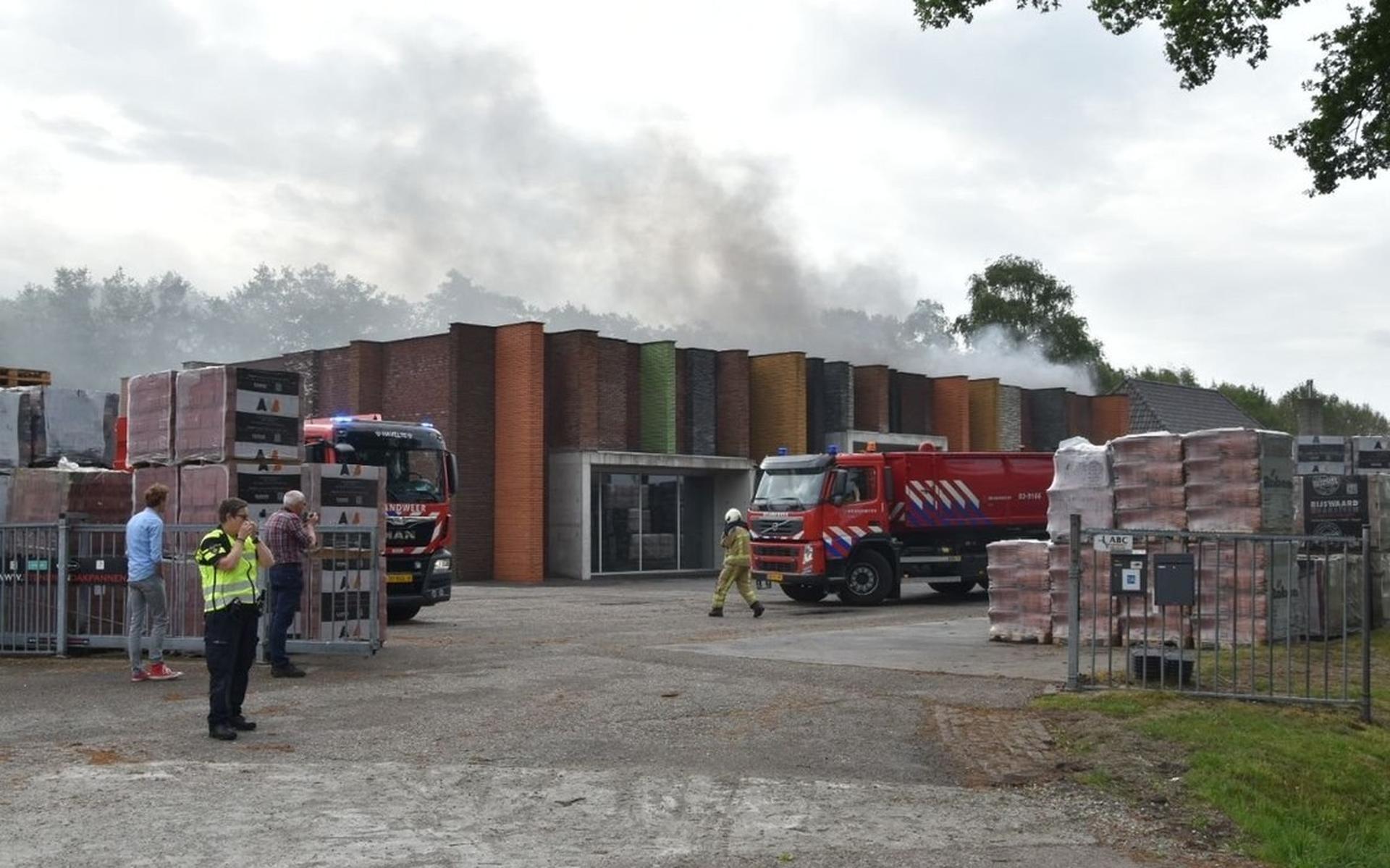 Veel rookontwikkeling bij brand in bedrijf in Wapserveen