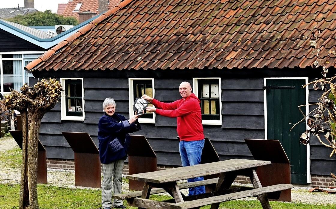 Corine Volleberg van Welzijn MensenWerk overhandigt symbolisch de eigendom van de molen aan Erik Nefkens, van de stichting Molen de Weert. Corine Volleberg van Welzijn MensenWerk overhandigt symbolisch de eigendom van de molen aan Erik Nefkens, van de stichting Molen de Weert.