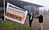 Onder toeziend oog van voorzitter Jan Langenkamp van de Fairtrade werkgroep Westerveld, hees burgemeester Rikus Jager in Diever onlangs de Fairtrade-vlag.