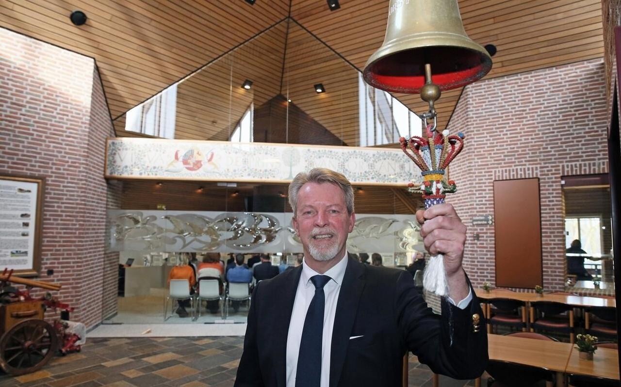 Voormalig burgemeester Gerrit Jan Kok bij de scheepsbel. Voormalig burgemeester Gerrit Jan Kok bij de scheepsbel.