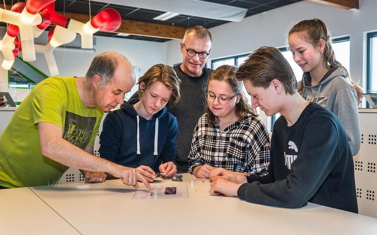 Theo Jurriens (l), Dick Tepper en leerlingen op Dingstede. Theo Jurriens (l), Dick Tepper en leerlingen op Dingstede.