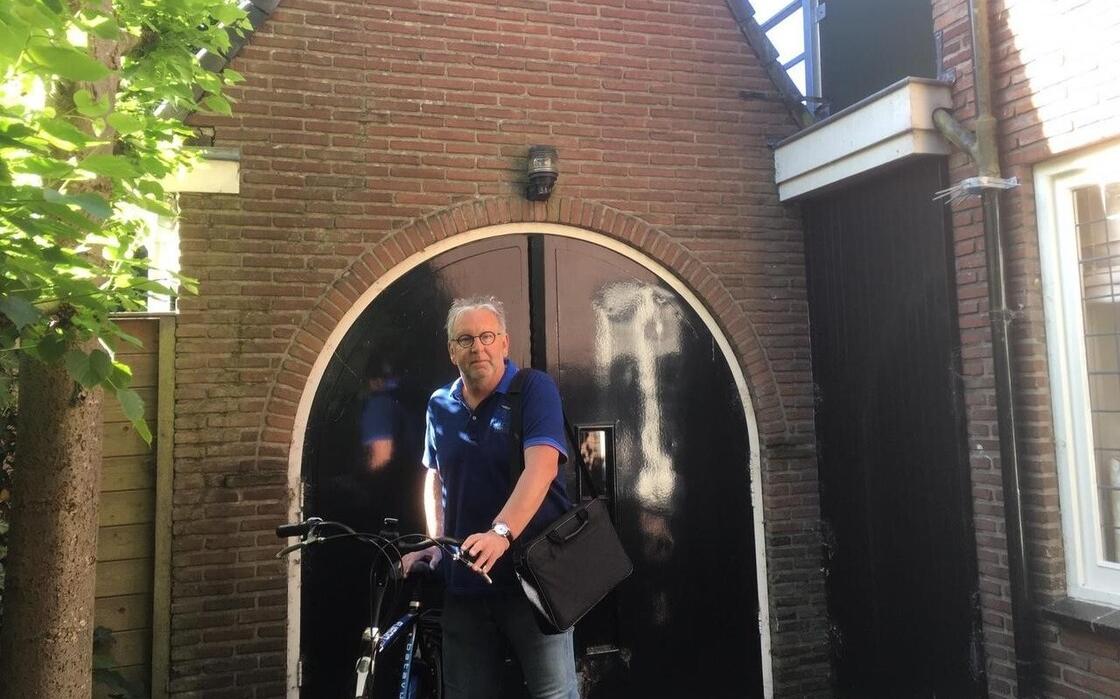 Flip Vellinga op weg naar zijn laatste werkdag. Flip Vellinga op weg naar zijn laatste werkdag.