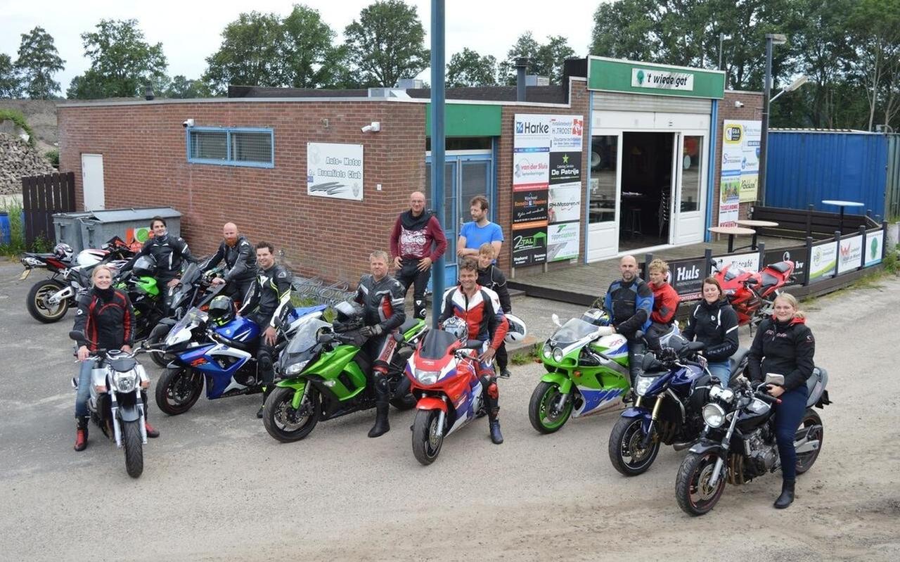 De deelnemers aan de AMBC Toervierdaagse gingen in aparte groepen van start voor de laatste avond. De deelnemers aan de AMBC Toervierdaagse gingen in aparte groepen van start voor de laatste avond.