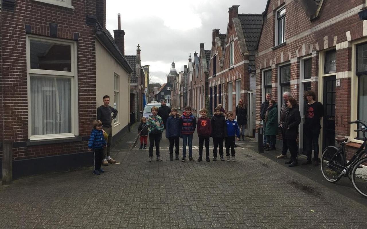 Bewoners van de Voorstraat komen in actie. Ze zijn tegen de plannen van de gemeente om de halve straat aan te wijzen als gebied waar prostitutiebedrijven zich mogen vestigen. Bewoners van de Voorstraat komen in actie. Ze zijn tegen de plannen van de gemeente om de halve straat aan te wijzen als gebied waar prostitutiebedrijven zich mogen vestigen.