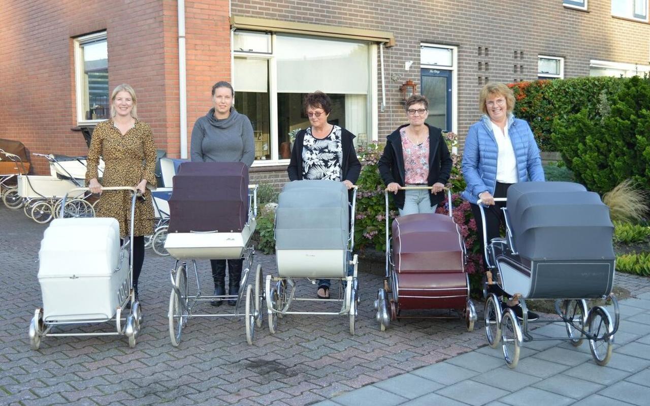 Vertegenwoordigers van zorgcentra uit Meppel en omgeving komen gratis antieke kinderwagens halen in Nijeveen.