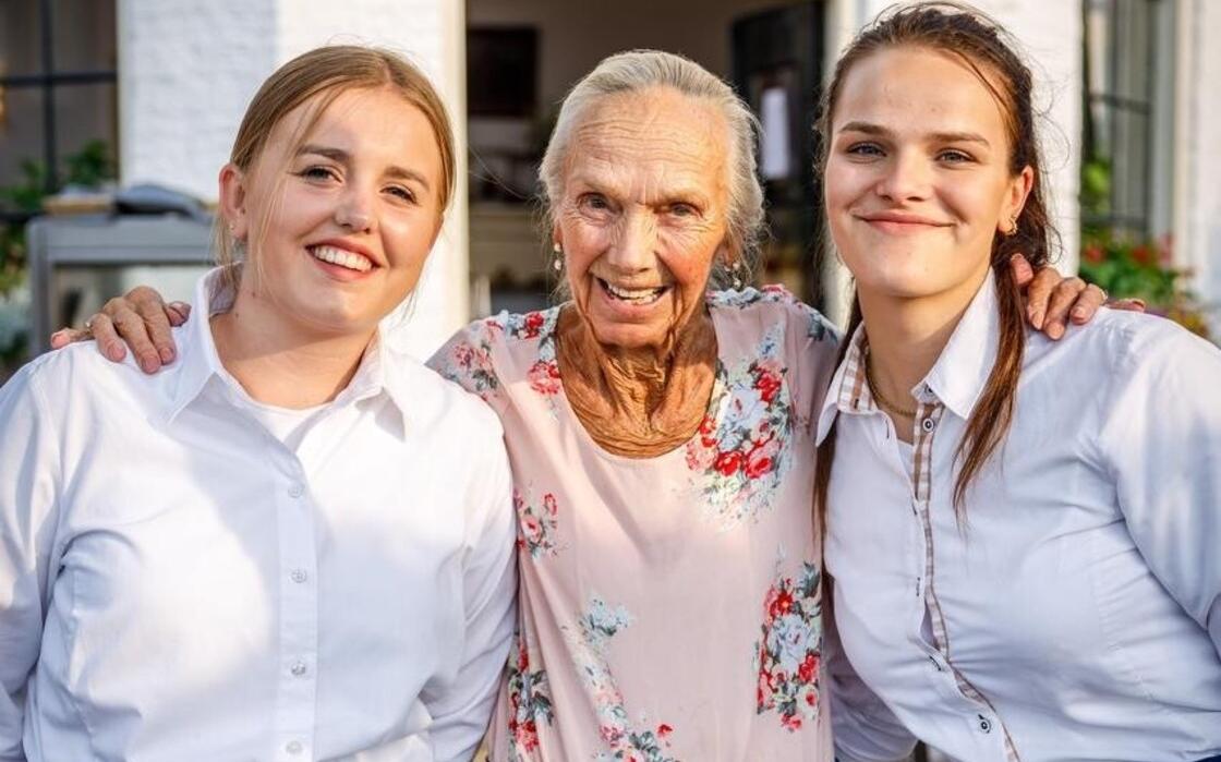 Marlice van restaurant Seidel, samen op de foto met Demi (l) en Jasmijn (r). Marlice van restaurant Seidel, samen op de foto met Demi (l) en Jasmijn (r).