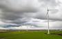 Dronebeeld van een windmolenpark langs de N33. 