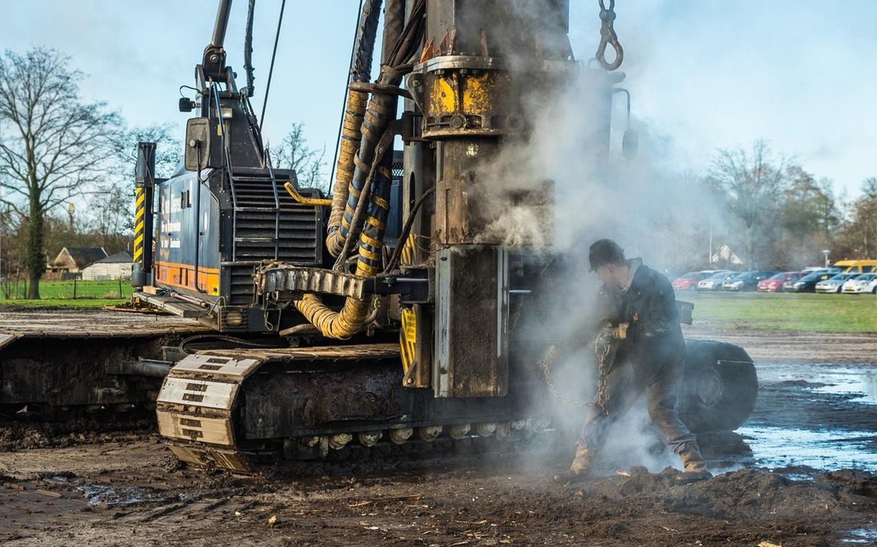Isala voert een test uit. In maart gaan de eerste palen voor het nieuwe ziekenhuis de grond in. Isala voert een test uit. In maart gaan de eerste palen voor het nieuwe ziekenhuis de grond in.