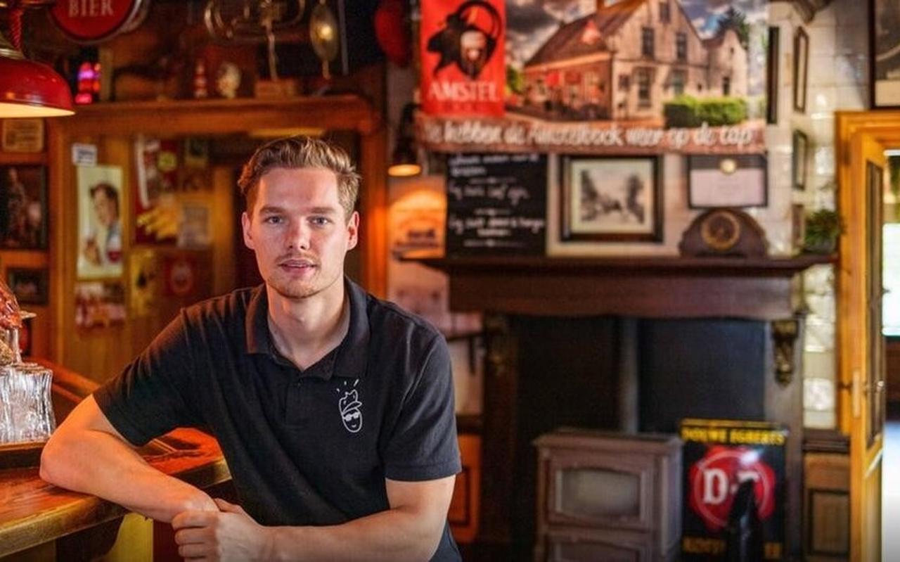 Chris Westerbeek, eigenaar café De Kastelein. Het café waar één van de kinderen van de Ruinerwoldse spookboerderij aanklopte. Chris Westerbeek, eigenaar café De Kastelein. Het café waar één van de kinderen van de Ruinerwoldse spookboerderij aanklopte.