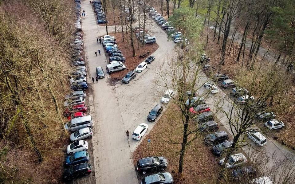 Drukte bij nationaal park Dwingelerveld. Veel mensen gaan er op uit in de natuur door alle coronamaatregelen. De parkeerplaats bij hotel Van der Valk in dan ook geregeld helemaal vol.