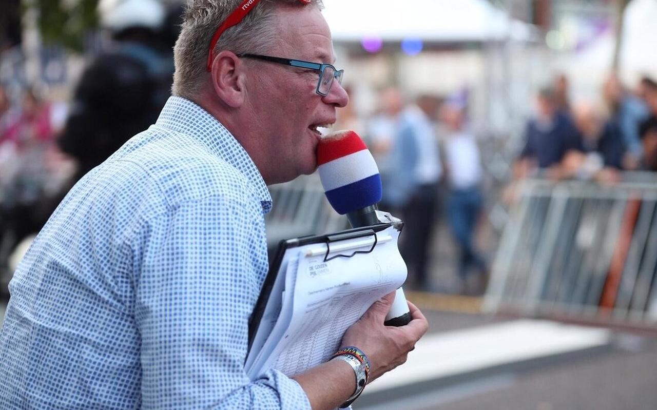 Wielrenners interviewen en het fungeren als speaker tijdens wedstrijden is voor Jannes Mulder nog altijd een leuke bezigheid. Wielrenners interviewen en het fungeren als speaker tijdens wedstrijden is voor Jannes Mulder nog altijd een leuke bezigheid.