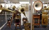 Het grammofoonmuseum bezit een omvangrijke collectie grammofoons. Maar ook heel veel grammofoonplaten, verschillende bandrecorders en microfoons zijn er te zien.