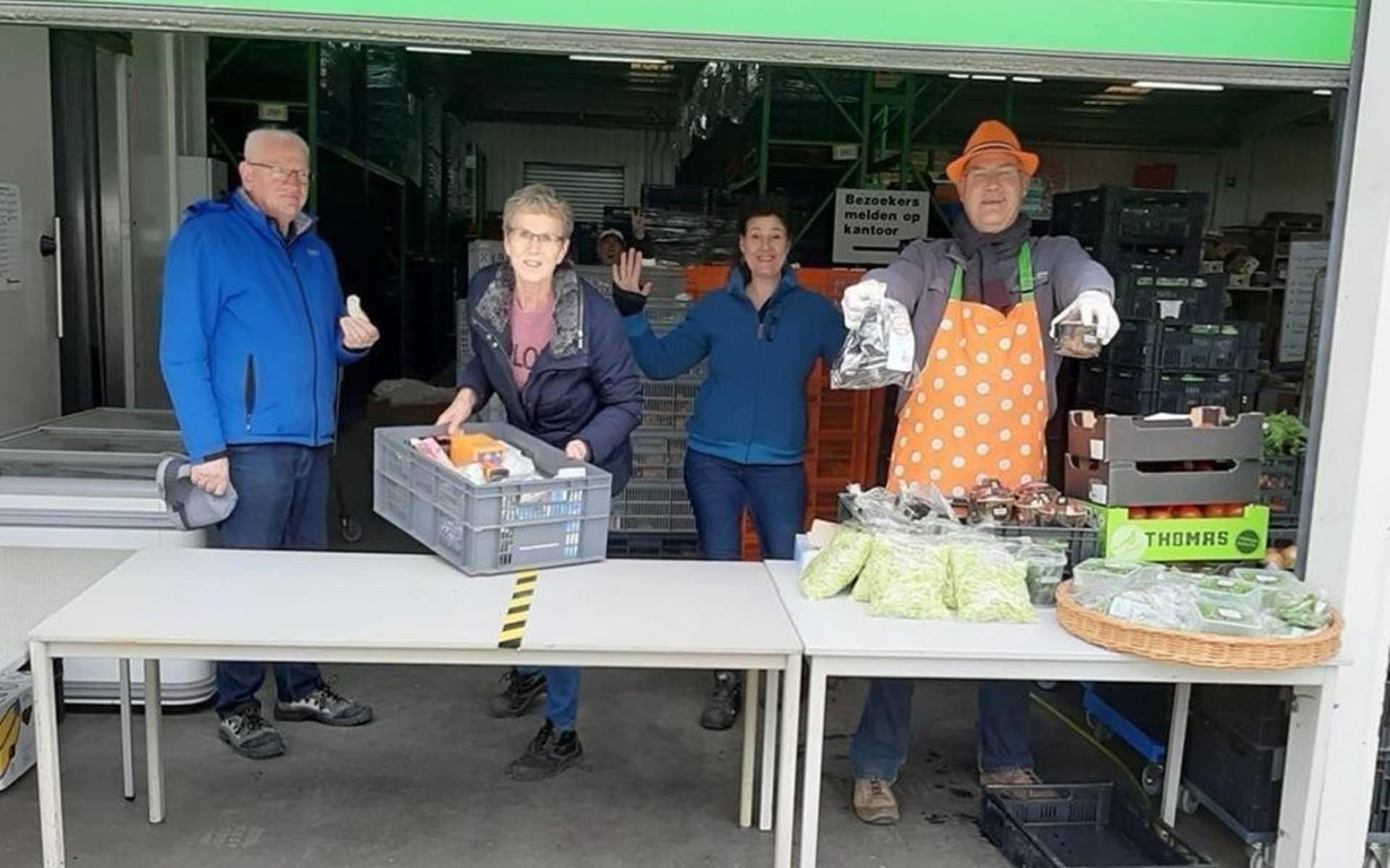 Vrijwilligers blijven op gepaste afstand.
