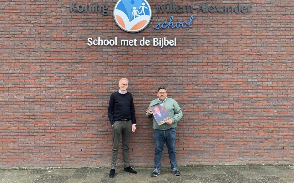 Jan Kuijers (l) en Johan van Arnhem met de voorpagina van het tijdschrijft in de handen.