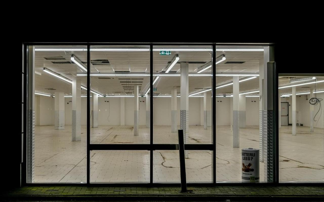 Het oude Lidl-pand staat leeg, maar er brandt nog wel licht. Het oude Lidl-pand staat leeg, maar er brandt nog wel licht.