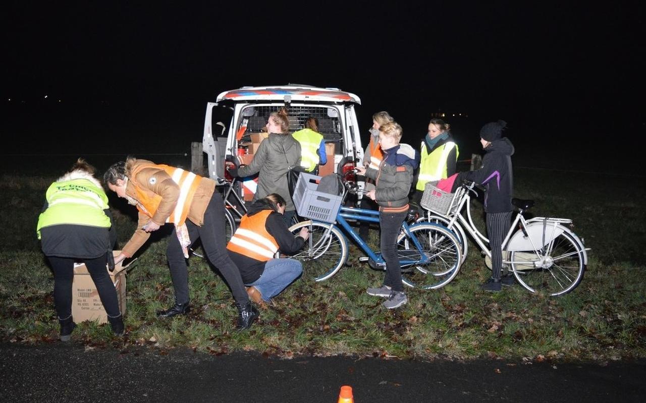 De controle van de fietsverlichting is een activiteit van Young De Wolden. De controle van de fietsverlichting is een activiteit van Young De Wolden.