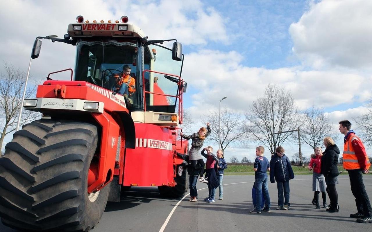 Kinderen leren hoe om te gaan met grote landbouwvoertuigen is gedragsbeïnvloeding. Kinderen leren hoe om te gaan met grote landbouwvoertuigen is gedragsbeïnvloeding.