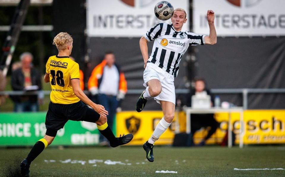 Spelmoment uit de derby tussen Alcides en MSC-Amslod, dit seizoen op sportpark Ezinge. Nu nog tégen elkaar, straks mét elkaar?