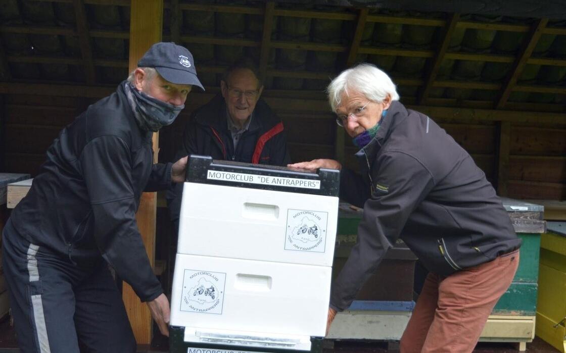 Arend Klomp (links) en Theo Hulshof plaatsen de bijenkast die nu van de Antrappers is. Op de achtergrond kijkt Jan huizing mee, hij is penningmeester van de Antrapper s én imker. Arend Klomp (links) en Theo Hulshof plaatsen de bijenkast die nu van de Antrappers is. Op de achtergrond kijkt Jan huizing mee, hij is penningmeester van de Antrapper s én imker.