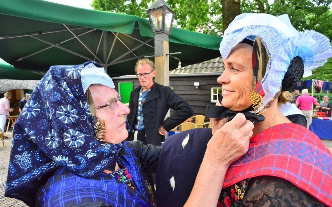 Vaste prik tijdens de Staphorstdagen: de klederdrachtshows. Vaste prik tijdens de Staphorstdagen: de klederdrachtshows.