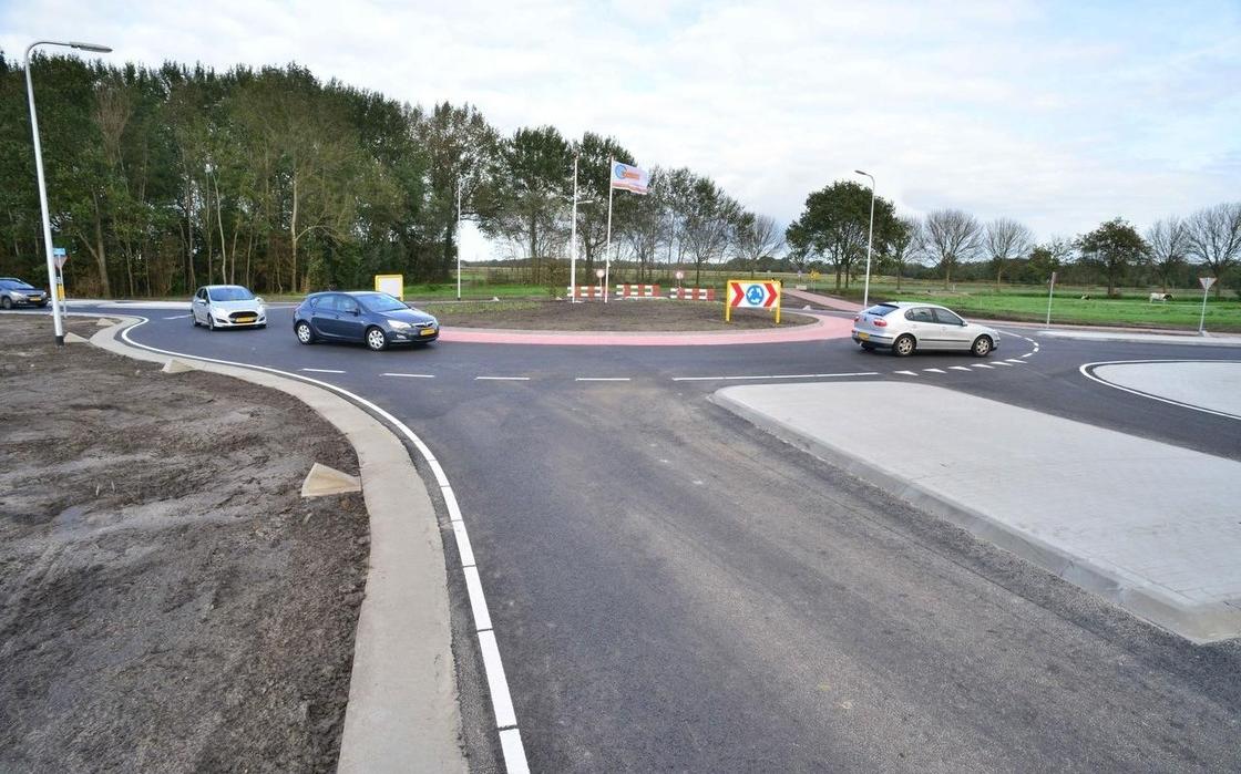 De Dorpsvereniging voorziet problemen wanneer in de toekomst een oostelijke ontsluitingsweg zal aansluiten op de rotonde bij Nieuwveense Landen. De Dorpsvereniging voorziet problemen wanneer in de toekomst een oostelijke ontsluitingsweg zal aansluiten op de rotonde bij Nieuwveense Landen.