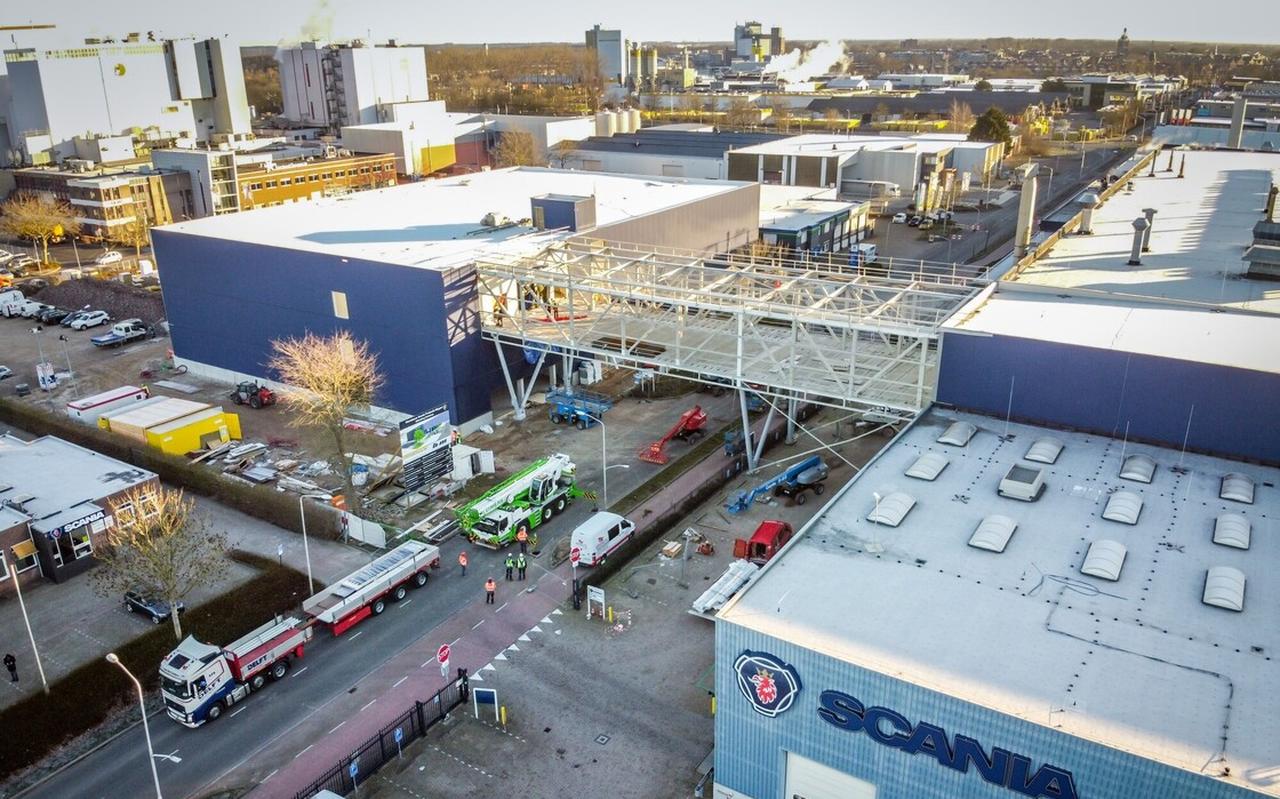 Lichtblauwe, transparante panelen zorgen ervoor de gehele brug straks mooi opgaat in de omgeving. Lichtblauwe, transparante panelen zorgen ervoor de gehele brug straks mooi opgaat in de omgeving.