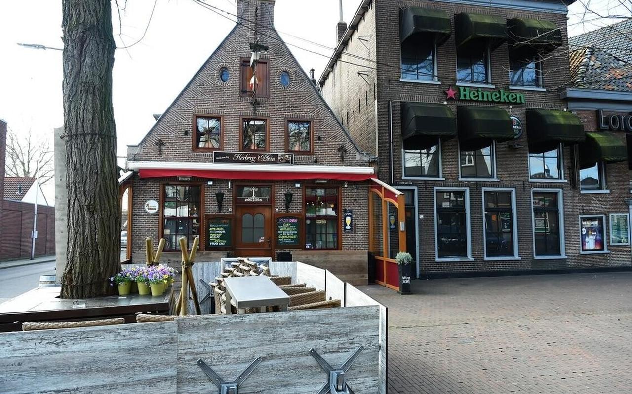 De Prinsengracht zou voor Herberg 't Plein van Jaap de Boer lopen. De Prinsengracht zou voor Herberg 't Plein van Jaap de Boer lopen.