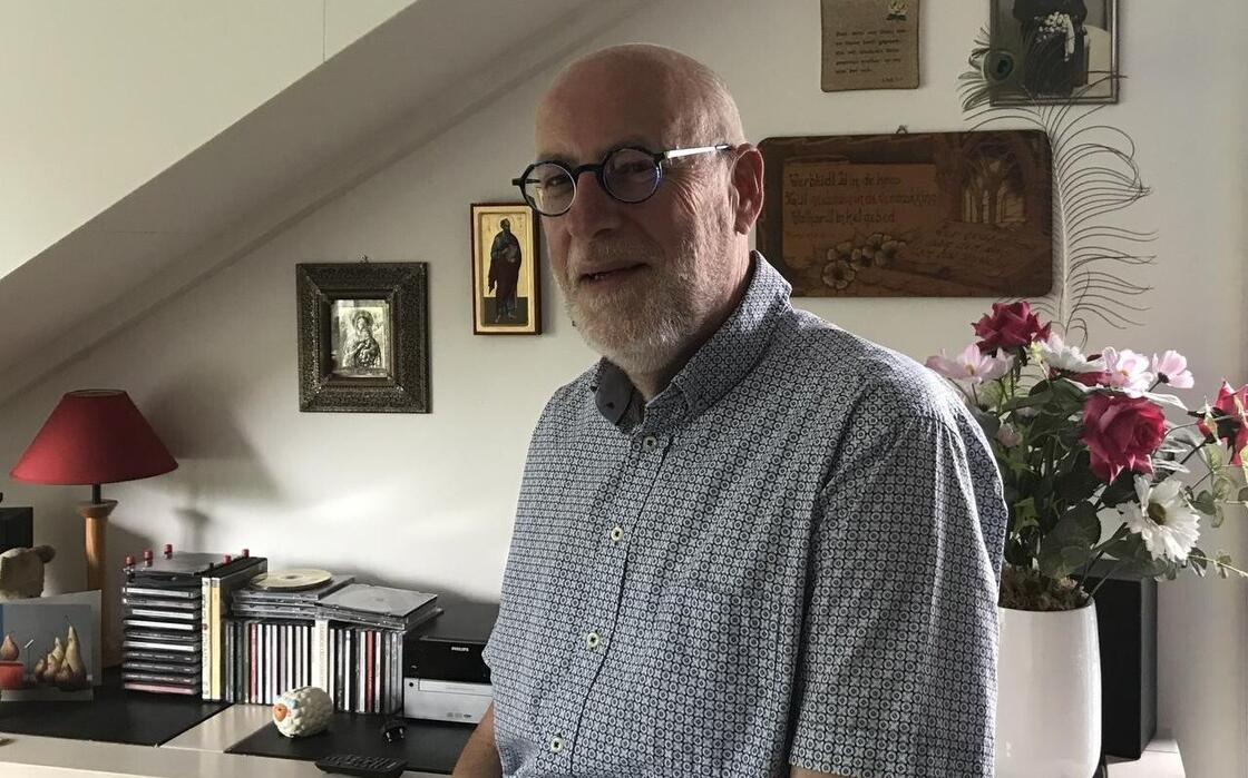 Dominee Cees 't Lam op zijn werkkamer waar iconen van Paulus ' toezicht' houden. Dominee Cees 't Lam op zijn werkkamer waar iconen van Paulus ' toezicht' houden.