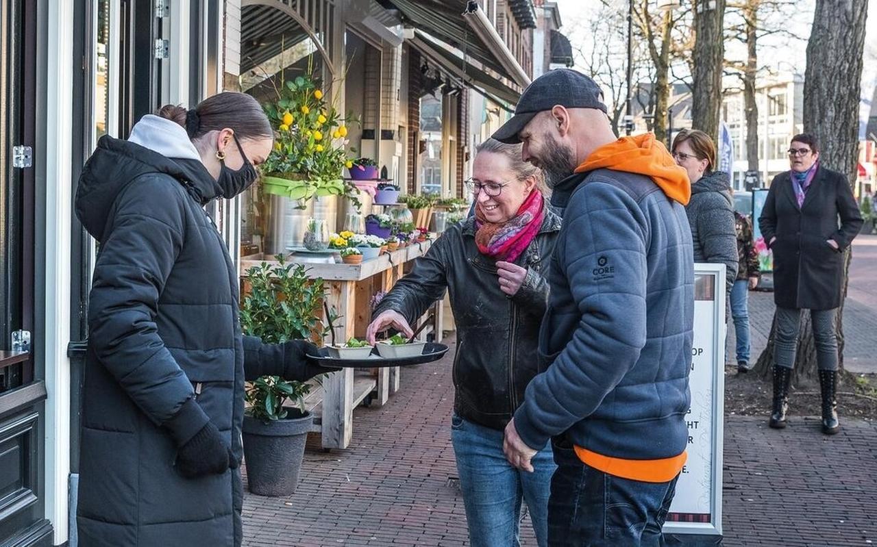 Deelnemers aan de Smaakwandeling in Meppel proeven wat lekkers bij Restaurant De Tipbrug. Deelnemers aan de Smaakwandeling in Meppel proeven wat lekkers bij Restaurant De Tipbrug.