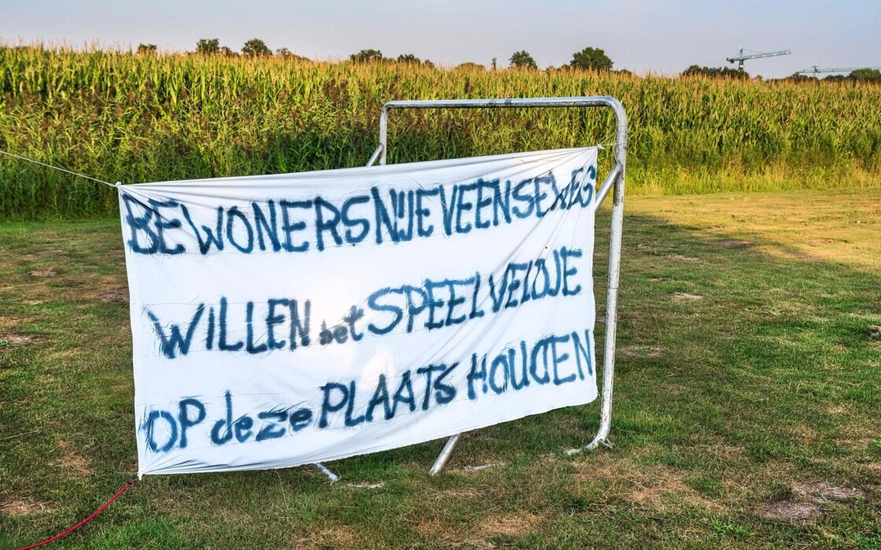 Bewoners van de Nijeveenseweg hebben een spandoek opgehangen in de speeltuin. Bewoners van de Nijeveenseweg hebben een spandoek opgehangen in de speeltuin.