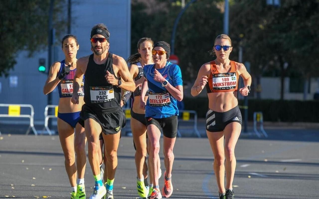 Andrea Deelstra (tweede van rechts) tijdens de marathon in Valencia. Andrea Deelstra (tweede van rechts) tijdens de marathon in Valencia.