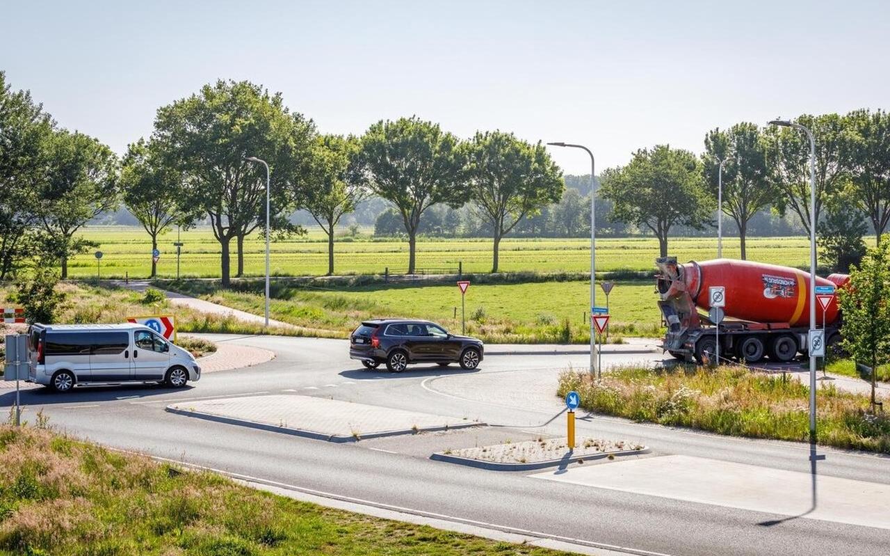 Auto’s mogen straks niet meer over de Nieuwe Nijeveenseweg rijden. Auto’s mogen straks niet meer over de Nieuwe Nijeveenseweg rijden.