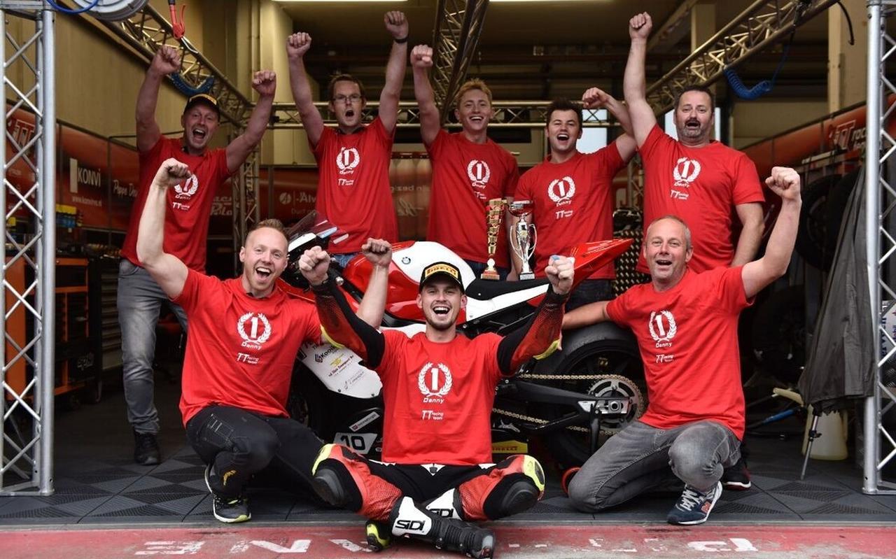 Het TT Racing Team had onlangs alle reden tot juichen. Midden vooraan: tweevoudig ONK-kampioen Danny van der Sluis.
Het TT Racing Team had onlangs alle reden tot juichen. Midden vooraan: tweevoudig ONK-kampioen Danny van der Sluis.