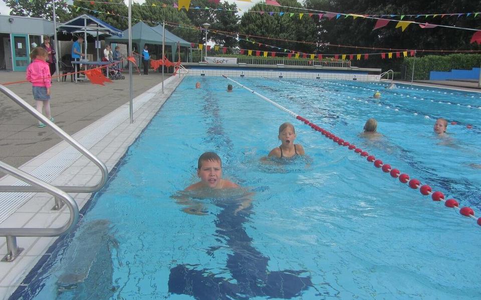 Tijdens een zwemvierdaagse in het zwembad van Nieuwleusen.