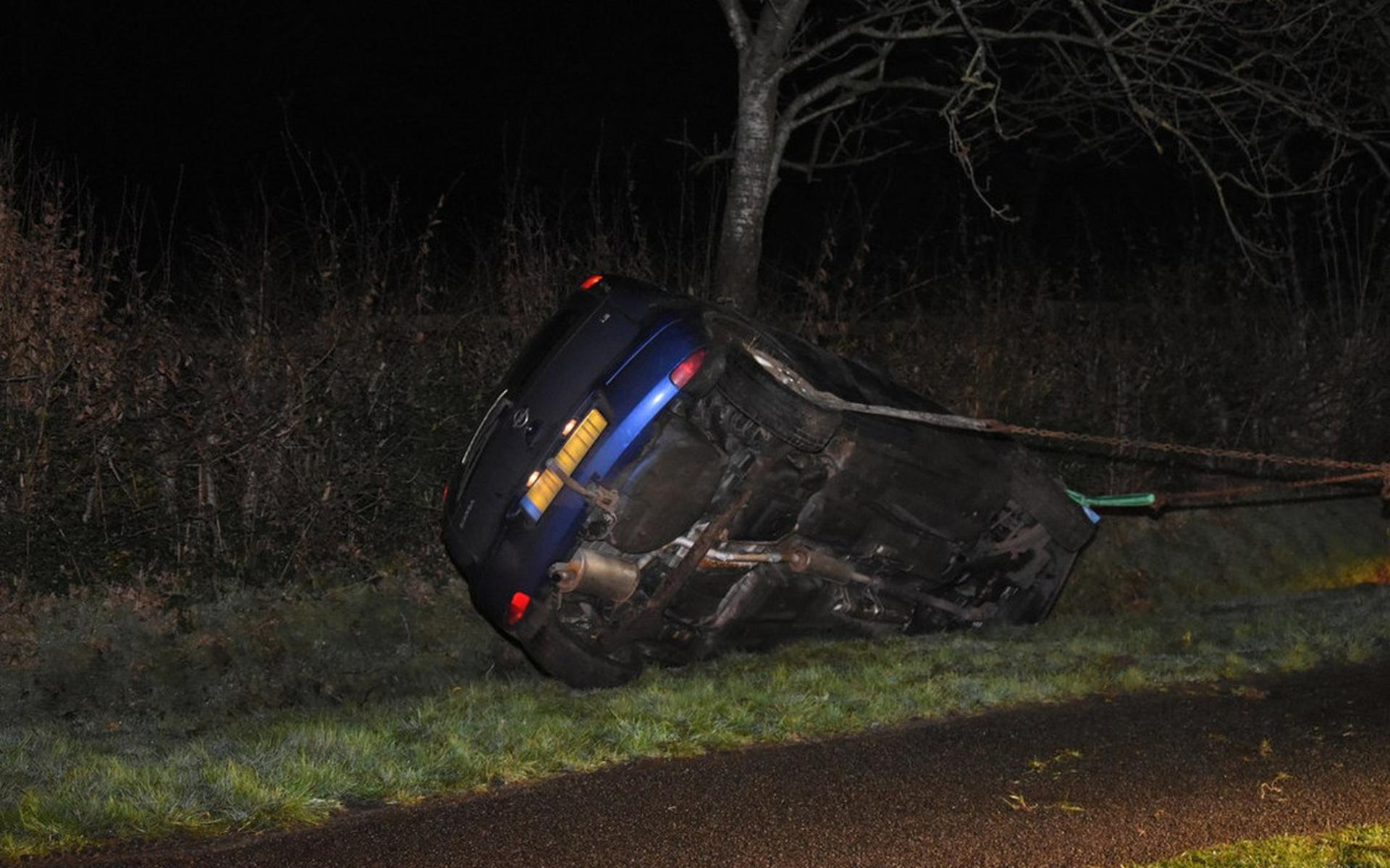 Auto belandt in greppel op Oosteinde bij Wapserveen: bestuurder laat briefje achter