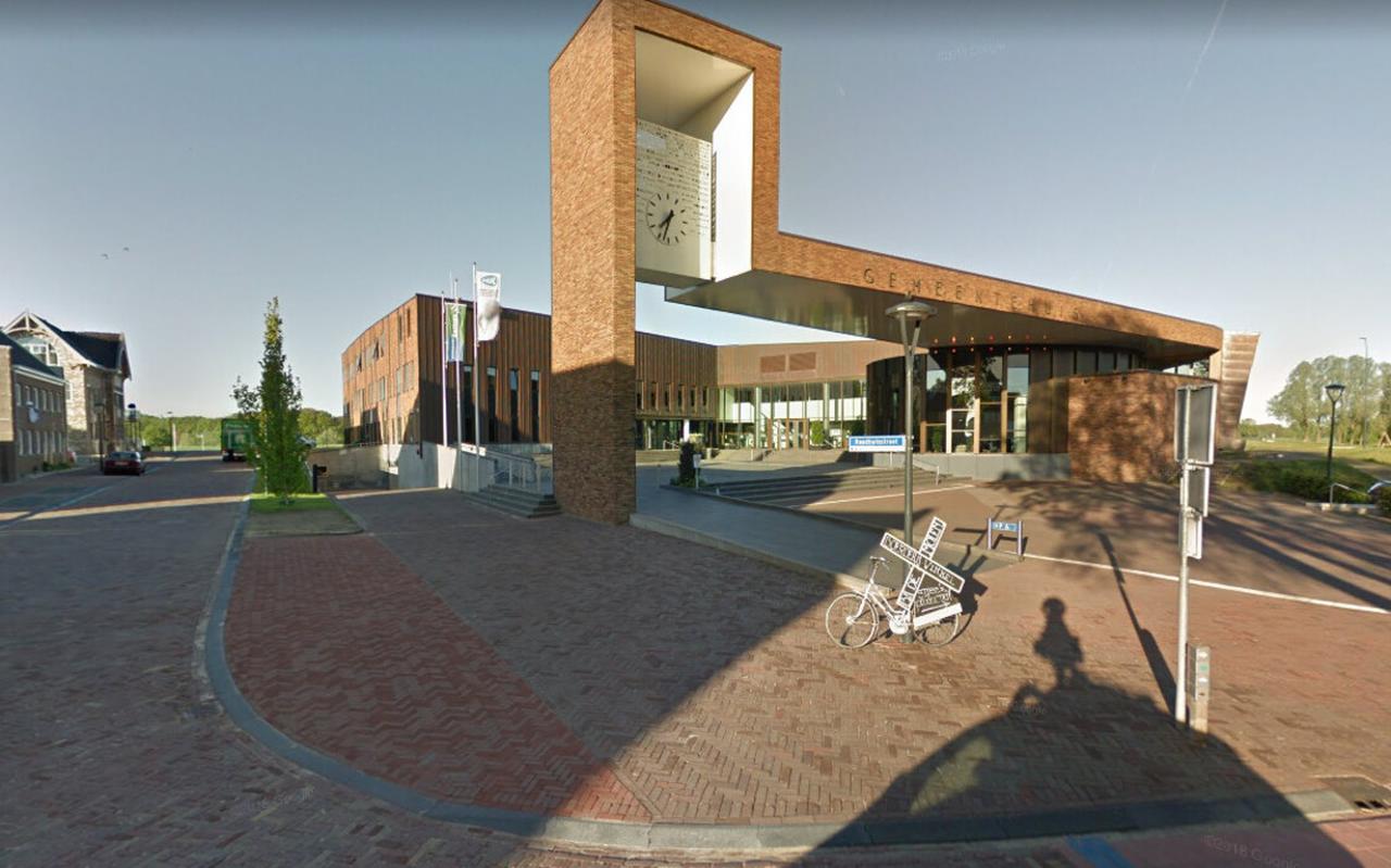 Het voorplein van het gemeentehuis in Dalfsen. Het voorplein van het gemeentehuis in Dalfsen.