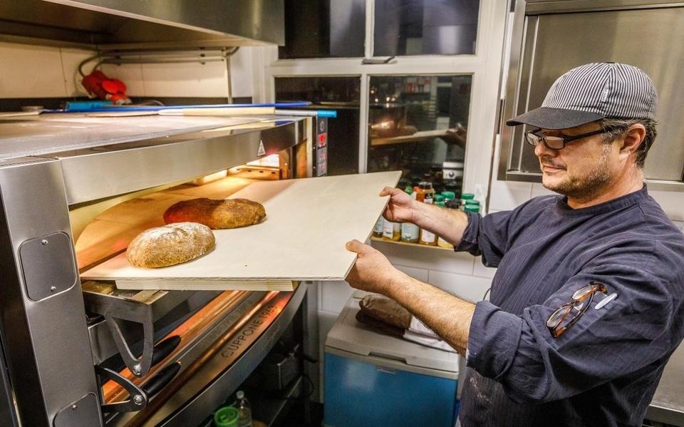 Chef-kok Gabriël Fleijsman is tegenwoordig vijf nachten per week in de keuken van Logement &amp; Gasterij Frederiksoord te vinden waar hij vers ambachtelijk brood bakt.