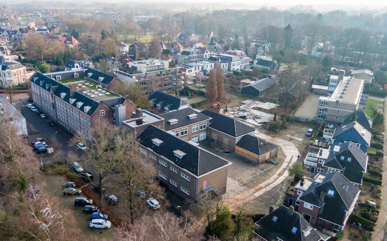 De Zuiderschool, sinds vorige week een gemeentelijk monument, blijft grotendeels bestaan. De gymzaal die eraan vastzit wordt wel gesloopt. De Zuiderschool, sinds vorige week een gemeentelijk monument, blijft grotendeels bestaan. De gymzaal die eraan vastzit wordt wel gesloopt.