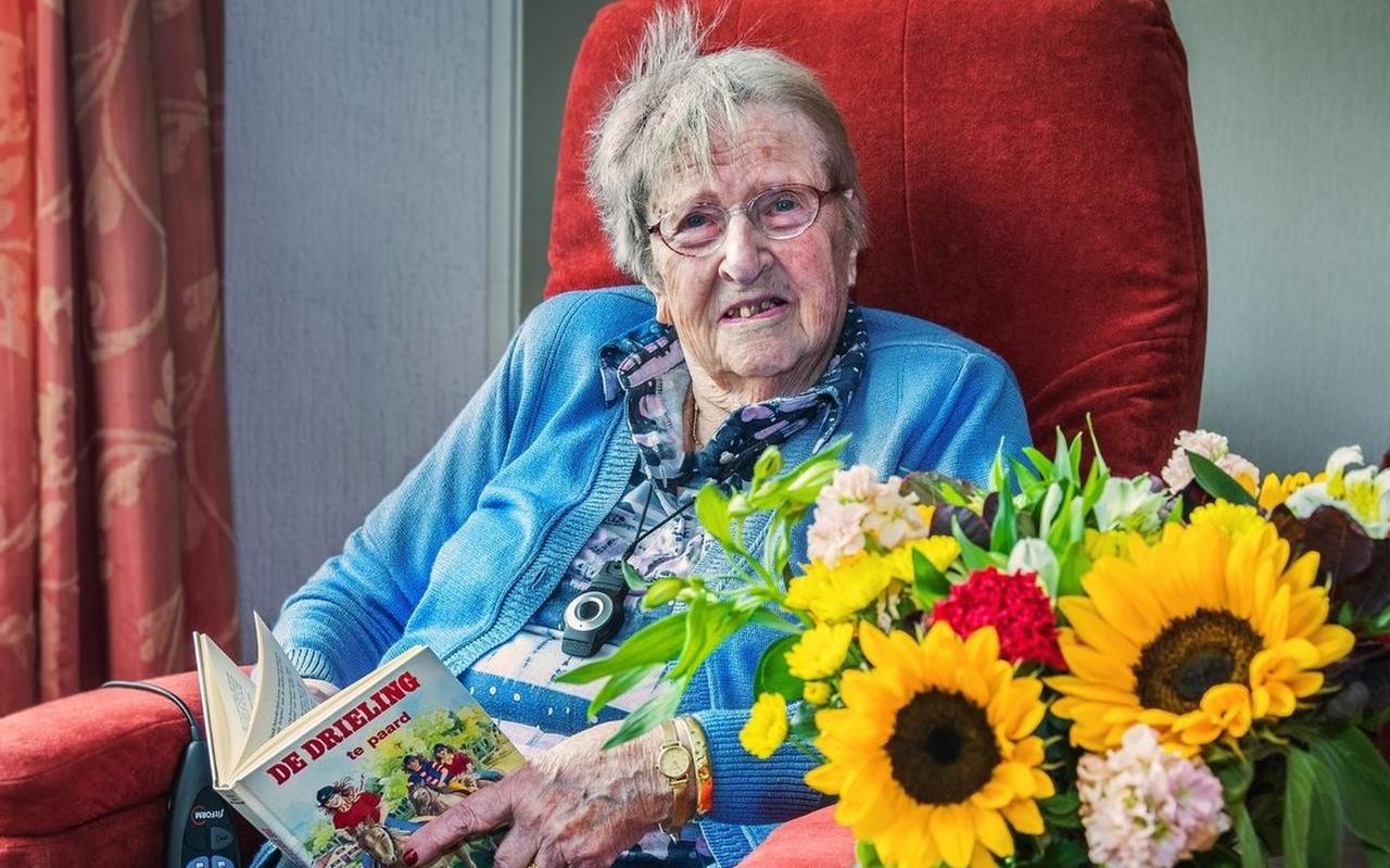 Trix van Brussel met het boek dat op de kinderpostzegel staat. Trix van Brussel met het boek dat op de kinderpostzegel staat.