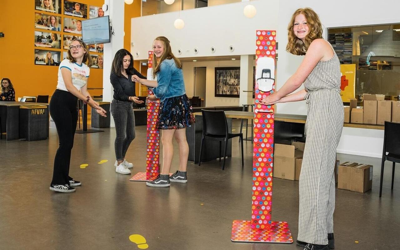 Handen schoonmaken! Handen schoonmaken!