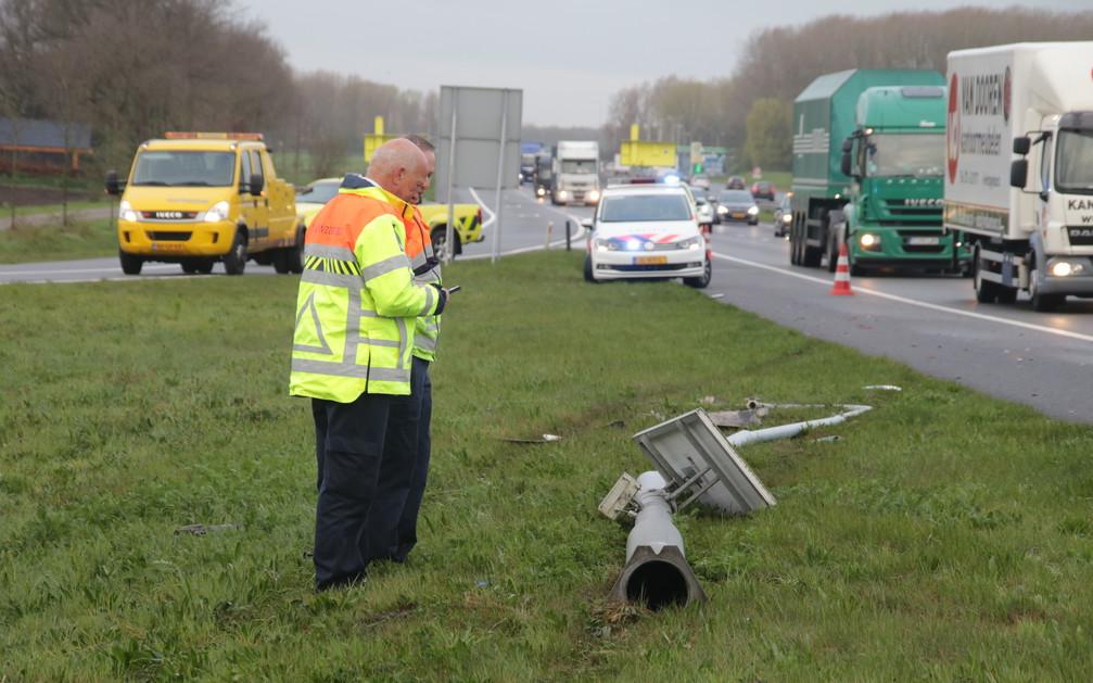 Auto ramt paal en stroomkast langs A28 Veeningen - Meppeler Courant