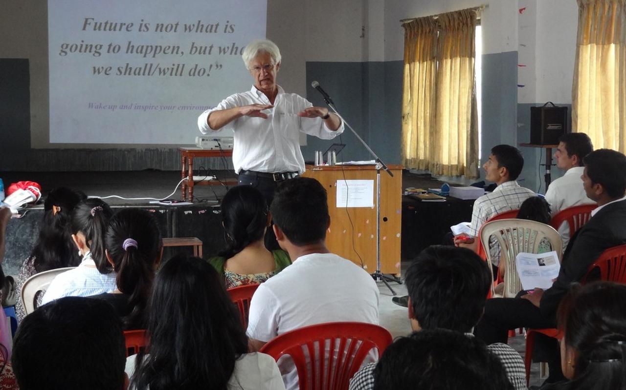 Theo Hulshof tijdens een lezing in Nepal. Theo Hulshof tijdens een lezing in Nepal.