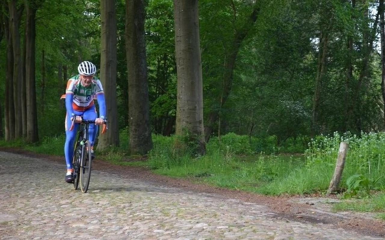 Een deelnemer over de kasseienstrook in het Bos van Echten, tijdens de eerste editie van Klinkers Karren. Een deelnemer over de kasseienstrook in het Bos van Echten, tijdens de eerste editie van Klinkers Karren.