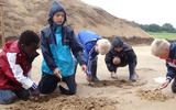 Kort nadat de opgravingen in Oosterdalfsen in 2015 waren afgesloten, mocht het publiek een kijkje nemen. Hier tijdens een kindermiddag.