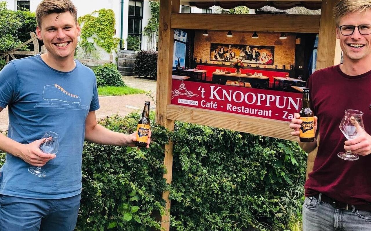 Joost en Jasper Allema presenteren hun 'Broers Bier'. Joost en Jasper Allema presenteren hun 'Broers Bier'.